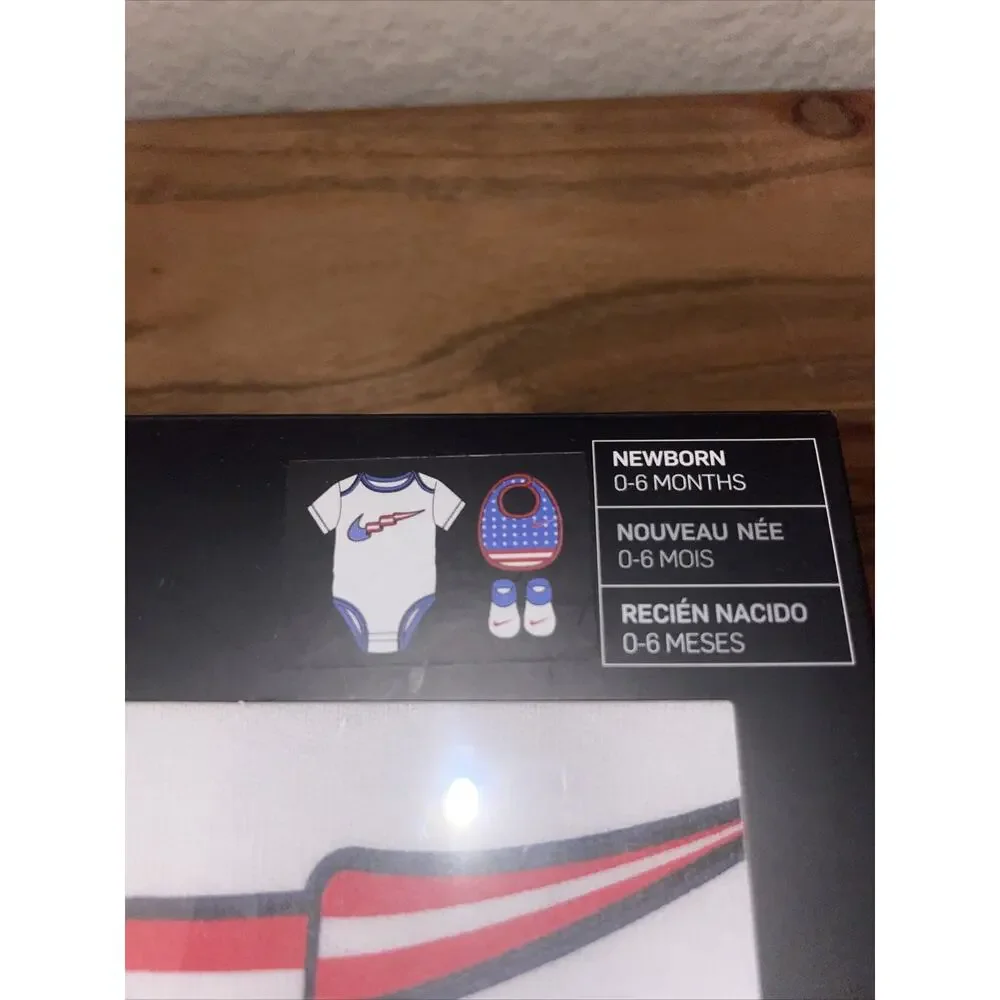 Nike 3 Piece Set Beanie Socks USA Flag White/Red Newborn - Picture 2 of 4